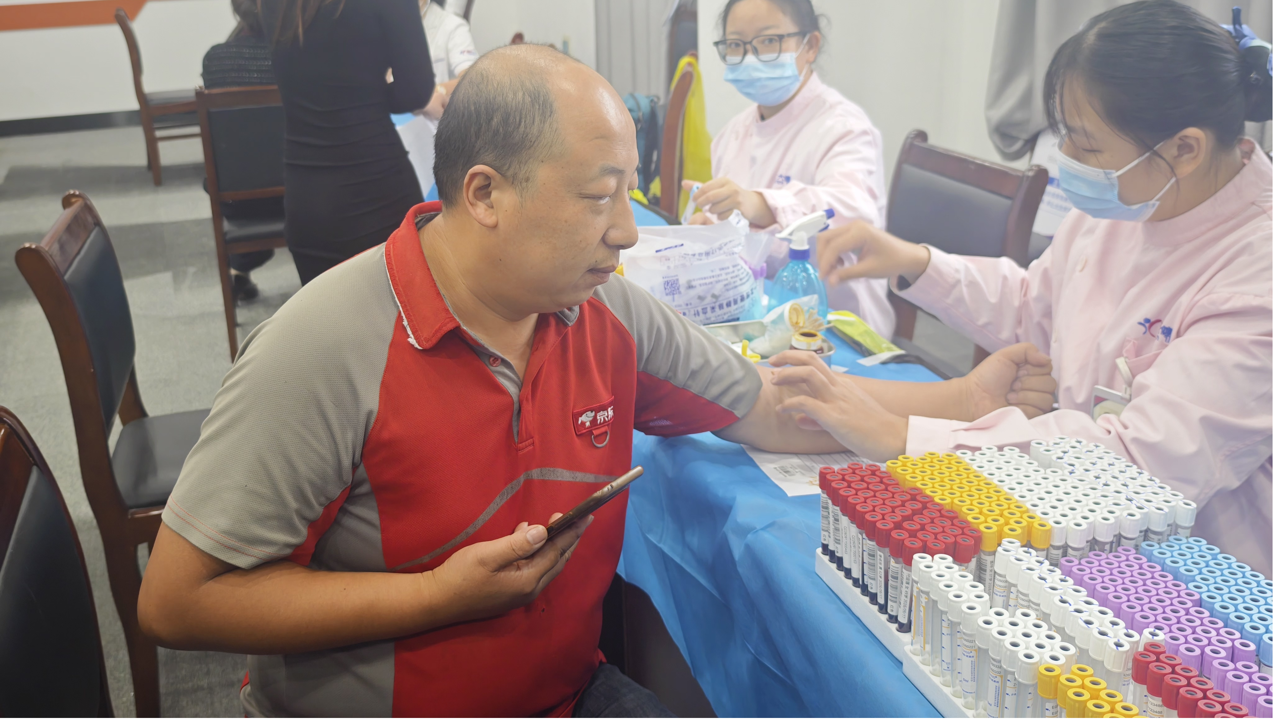 关爱健康有保障 移动体检暖“蜂”心